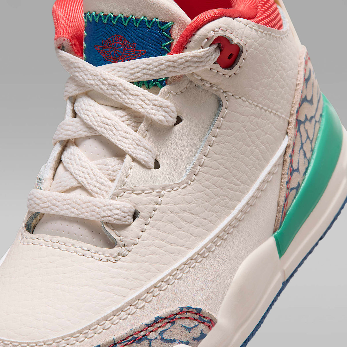 Jordan 3 Retro "Play Your Way" – Tiza/Azul genuino/Verde cinético/Rojo pista – vista 7