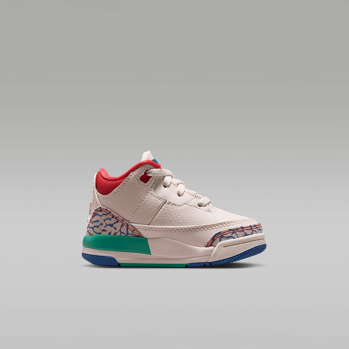 Jordan 3 Retro "Play Your Way" – Tiza/Azul genuino/Verde cinético/Rojo pista – vista 3