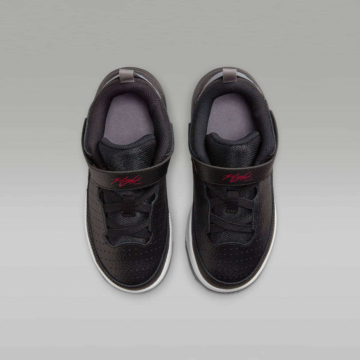 Jordan Max Aura 5 – Negro/Blanco/Gris cemento/Rojo universitario – vista 4