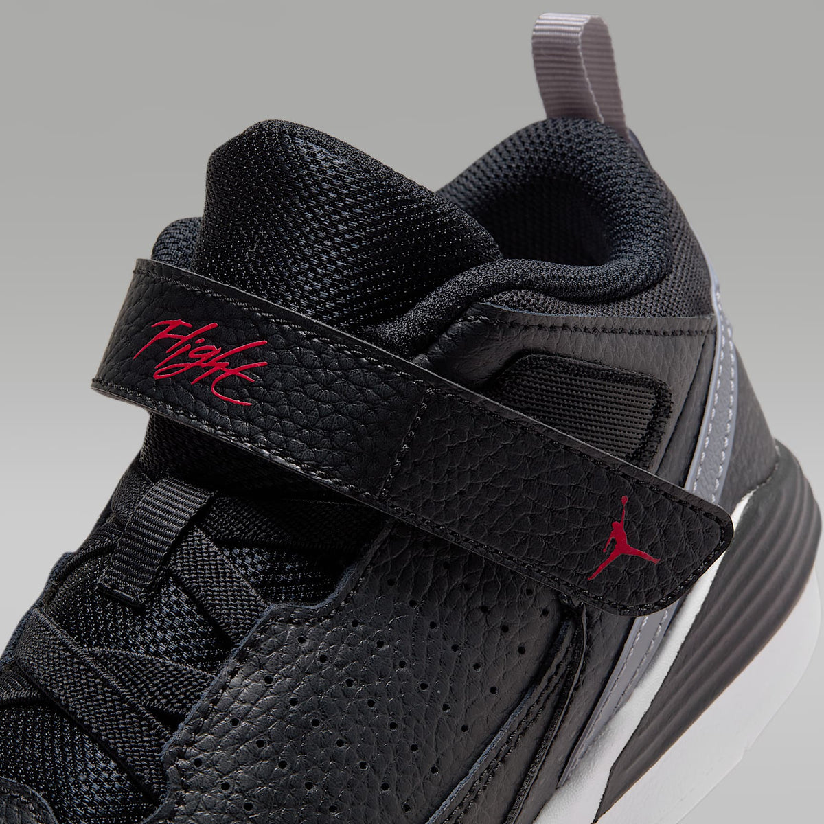 Jordan Max Aura 5 – Negro/Blanco/Gris cemento/Rojo universitario – vista 9