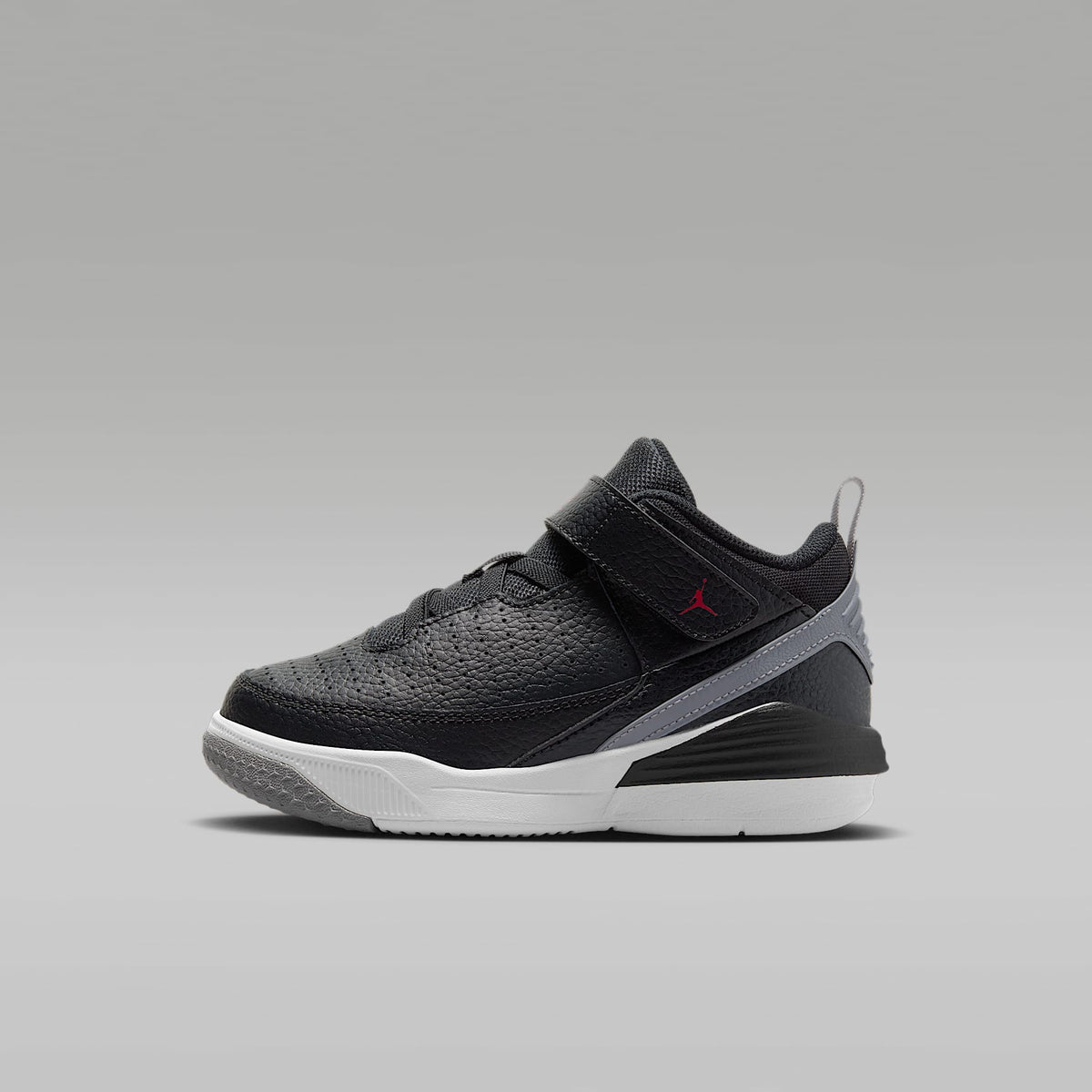 Jordan Max Aura 5 – Negro/Blanco/Gris cemento/Rojo universitario – vista 1