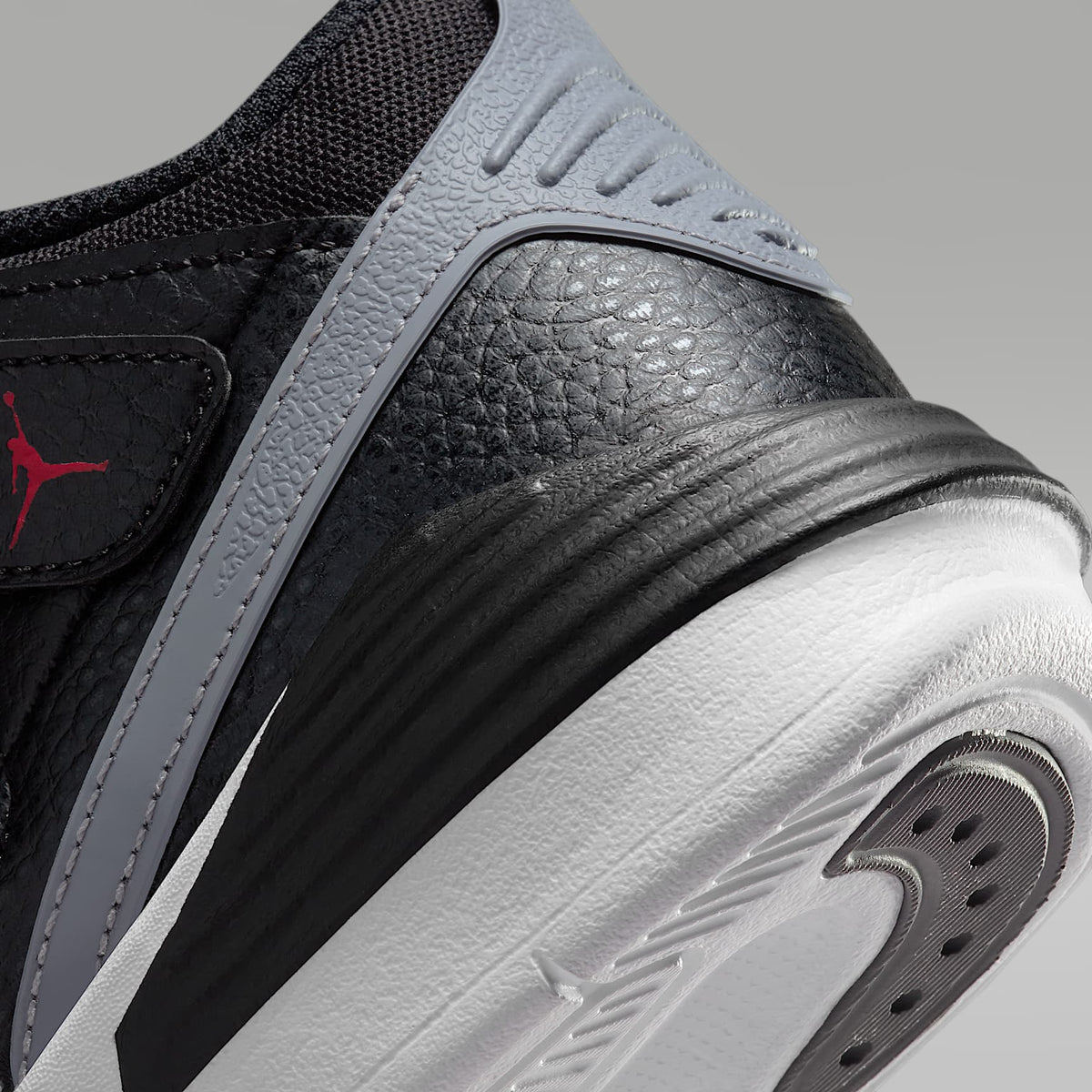 Jordan Max Aura 5 – Negro/Blanco/Gris cemento/Rojo universitario – vista 8