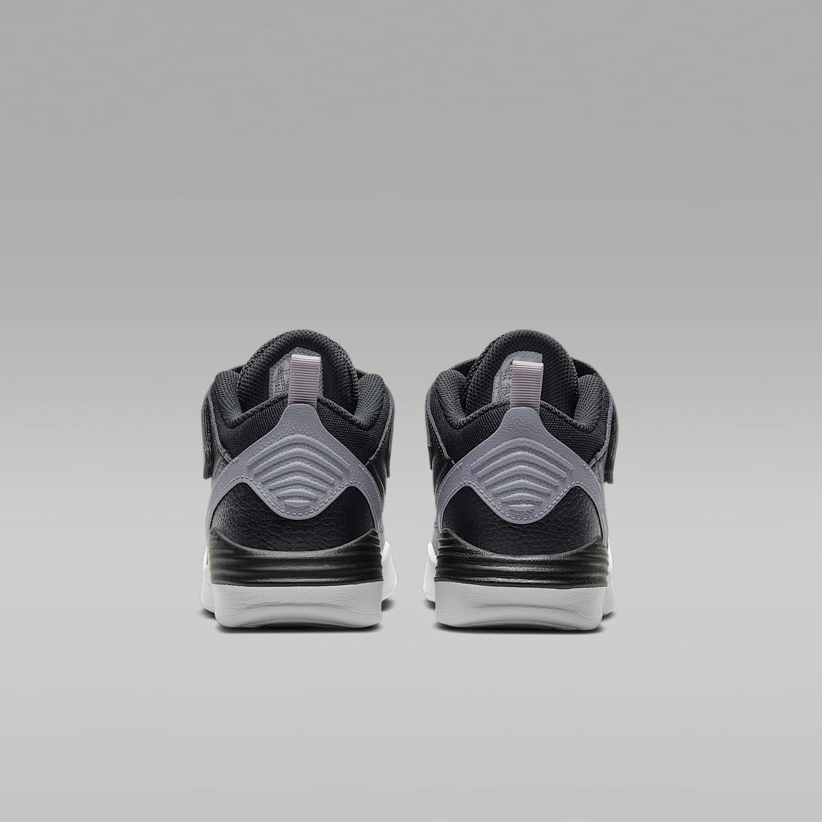 Jordan Max Aura 5 – Negro/Blanco/Gris cemento/Rojo universitario – vista 6