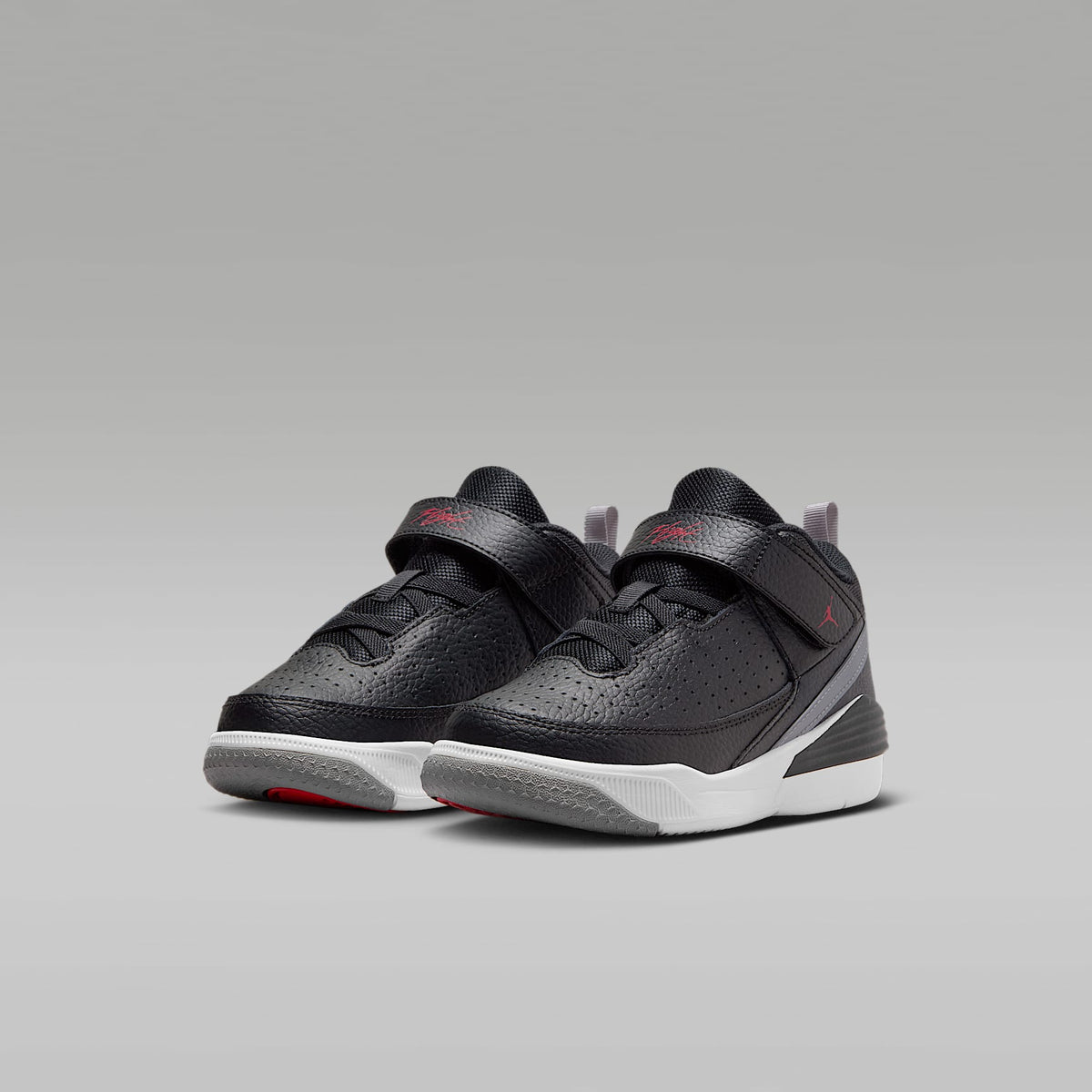 Jordan Max Aura 5 – Negro/Blanco/Gris cemento/Rojo universitario – vista 5