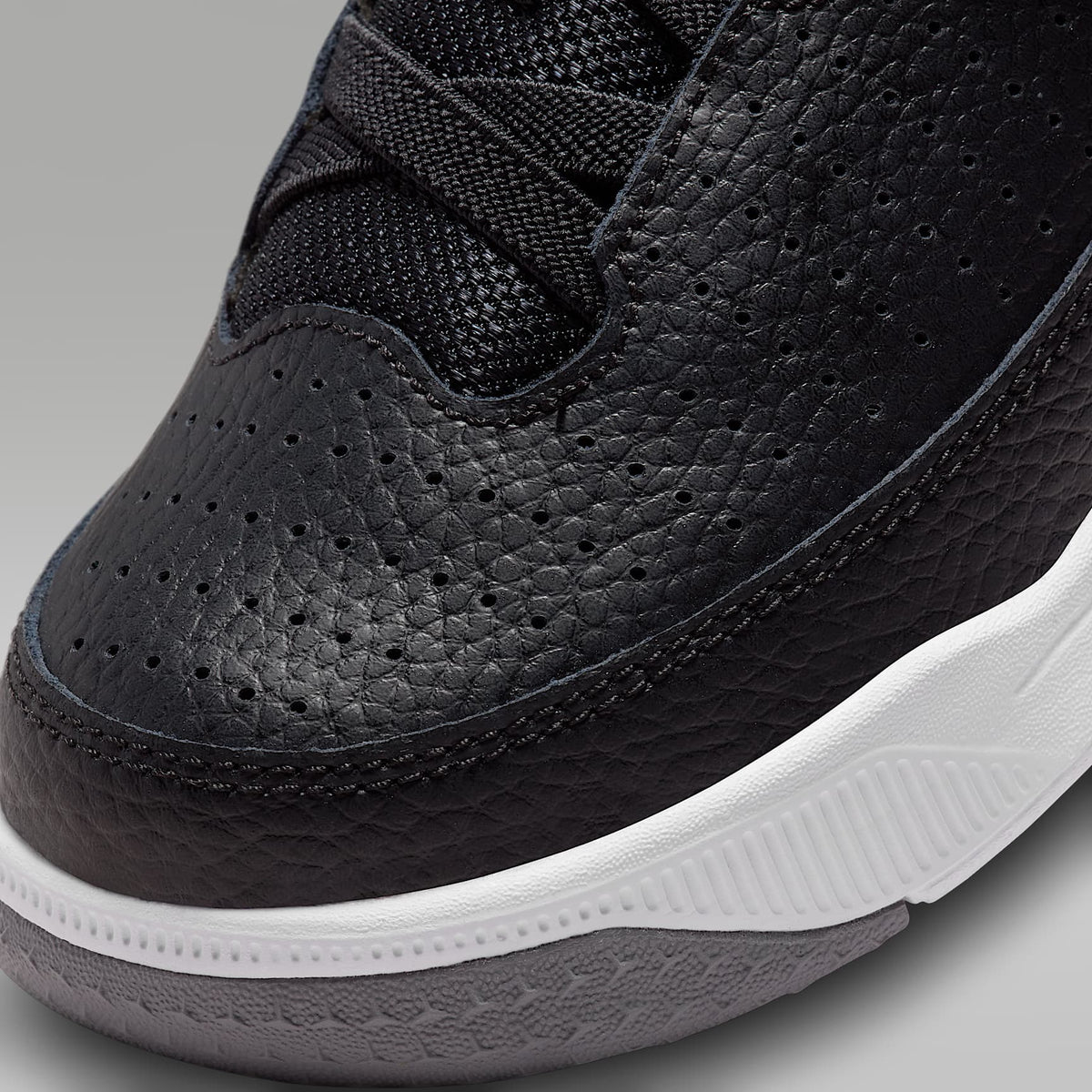 Jordan Max Aura 5 – Negro/Blanco/Gris cemento/Rojo universitario – vista 7