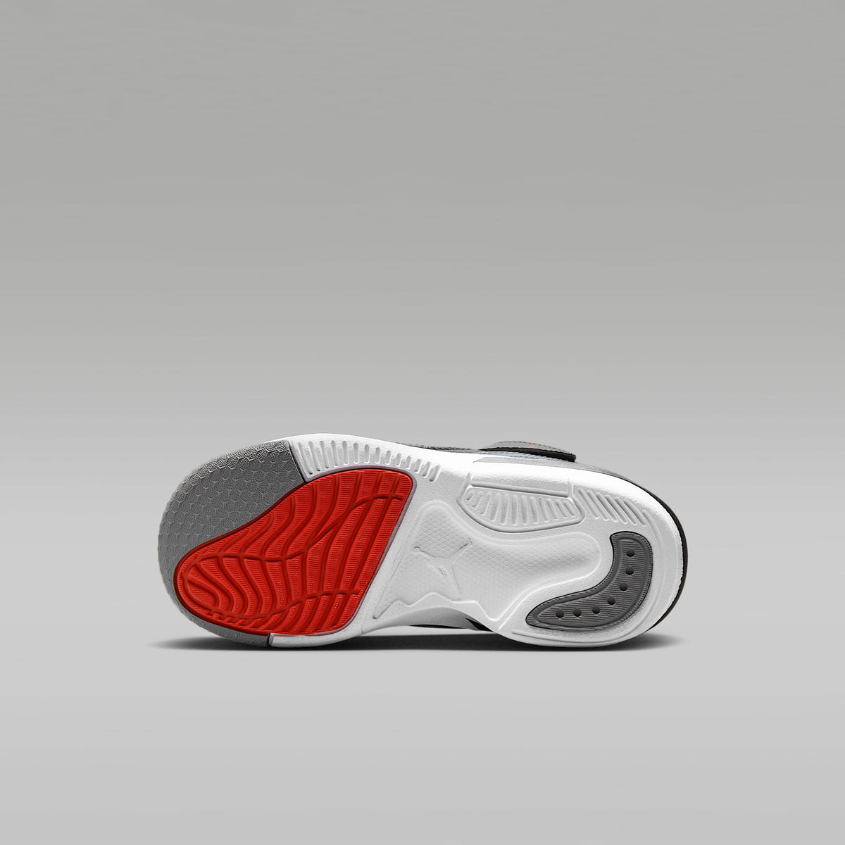 Jordan Max Aura 5 – Negro/Blanco/Gris cemento/Rojo universitario – vista 2