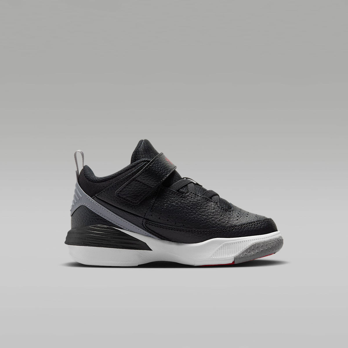 Jordan Max Aura 5 – Negro/Blanco/Gris cemento/Rojo universitario – vista 3