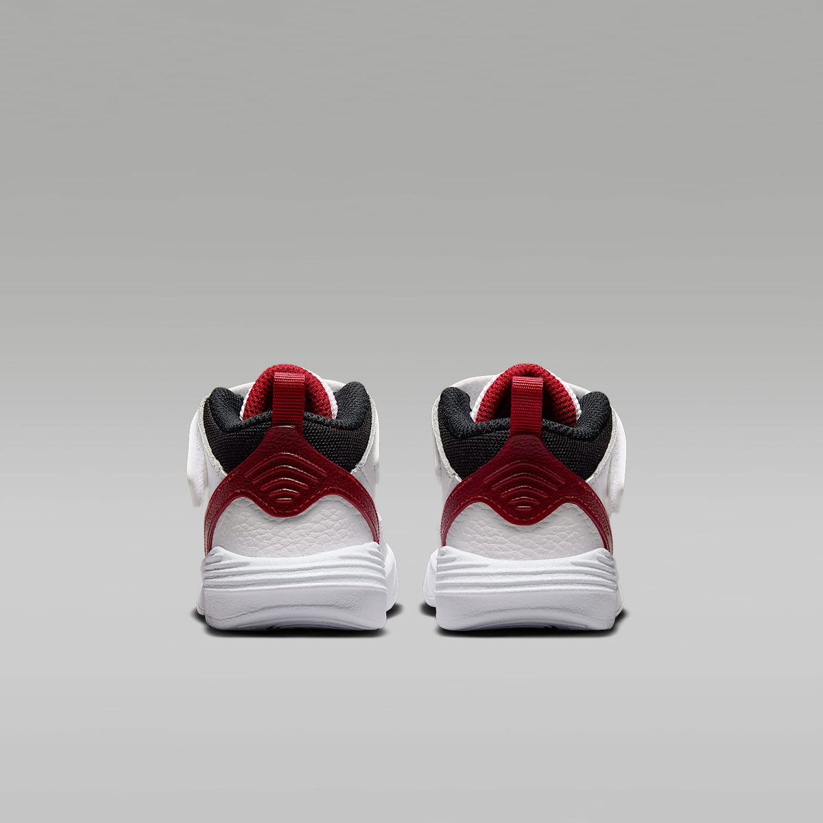 Jordan Max Aura 5 – Blanco/Rojo universitario/Gris lobo/Negro – vista 6