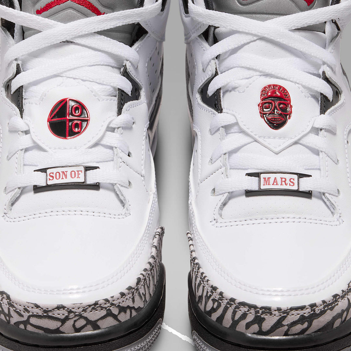 Jordan Son of Mars Low – Blanco/Negro/Gris cemento/Rojo gimnasio – vista 9