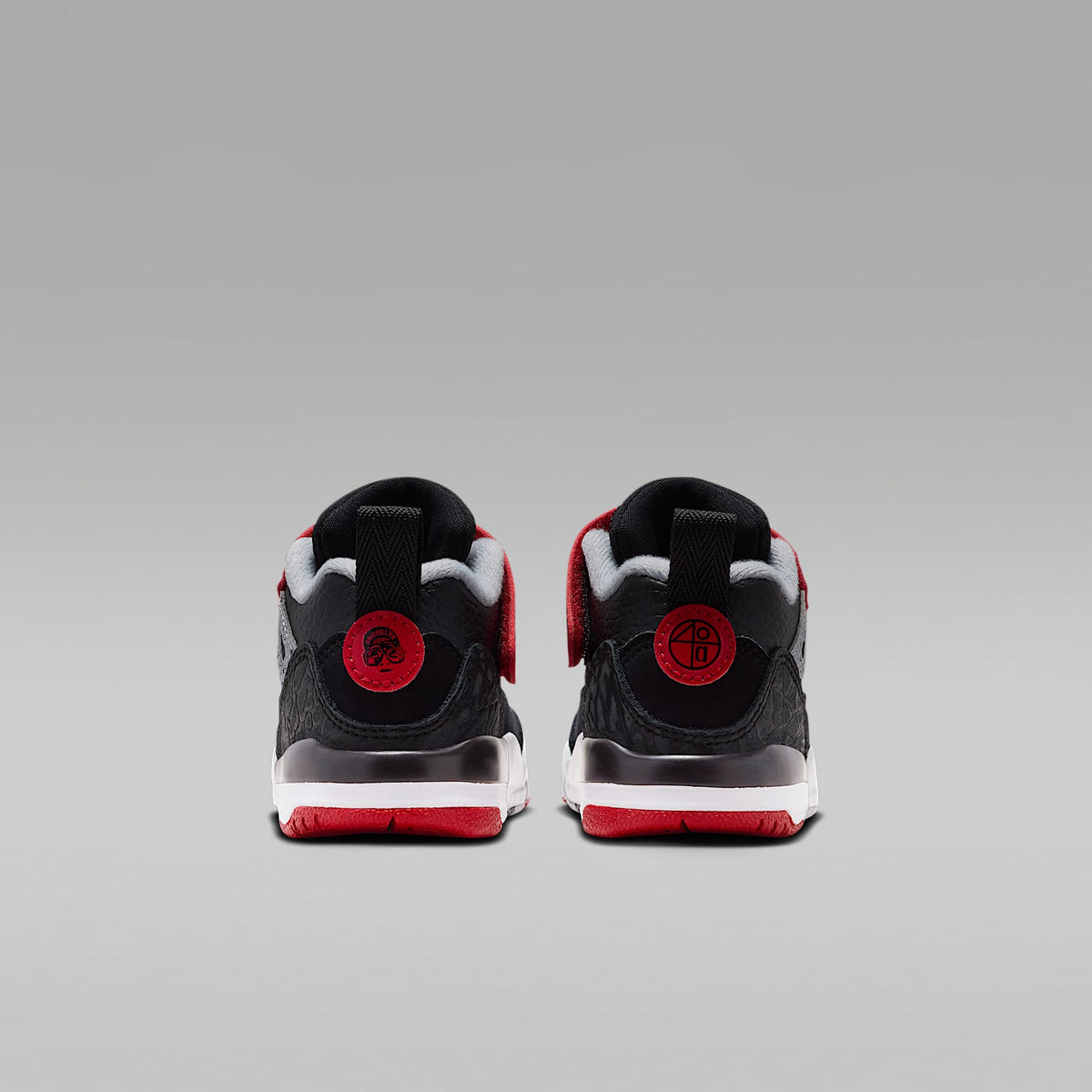Jordan Spizike Low – Negro/Gris lobo/Blanco/Rojo gimnasio – vista 6
