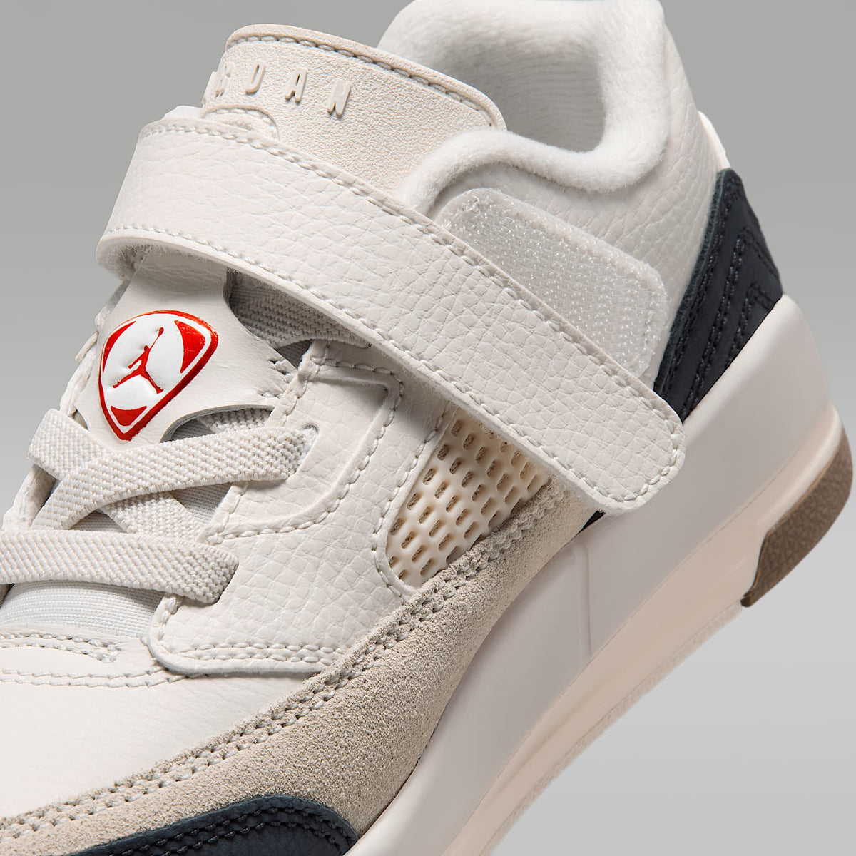 Jordan Spizike Low FC – Fantasma/Vela/Azul eléctrico/Rojo universitario – vista 9