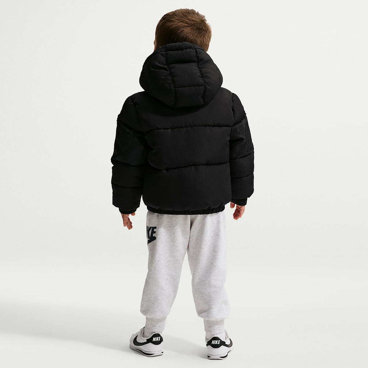 Chamarra acolchada Mixed Media con logotipo de jacquard para niños pequeños Nike – Negro – vista 5
