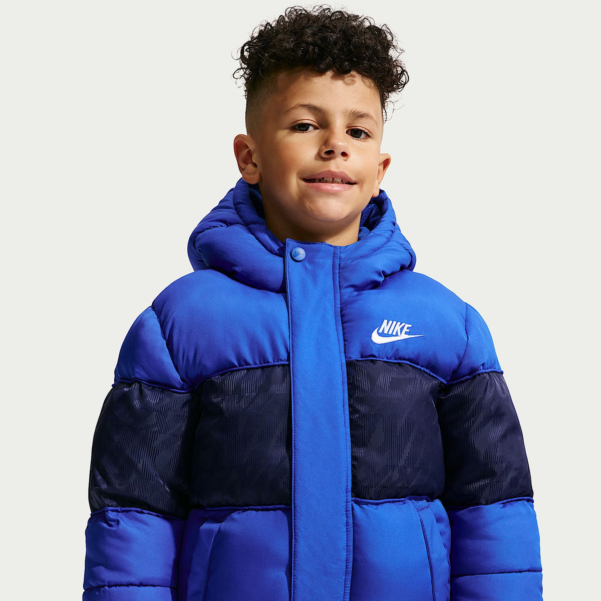 Chamarra acolchada Mixed Media con logotipo de jacquard para niños talla pequeña Nike – Royal juego – vista 1