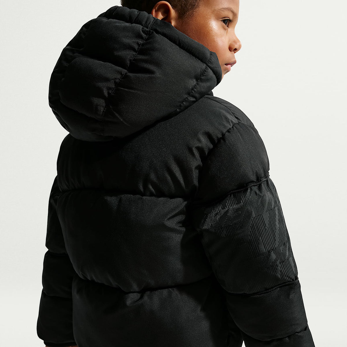 Chamarra acolchada Mixed Media con logotipo de jacquard para niños talla pequeña Nike – Negro – vista 2