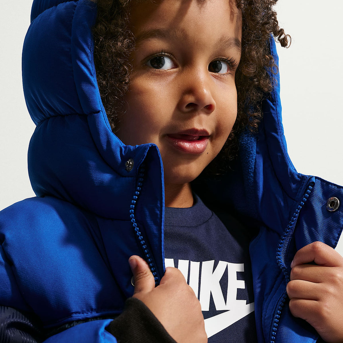 Chamarra acolchada Mixed Media con logotipo de jacquard para niños pequeños Nike – Royal juego – vista 6