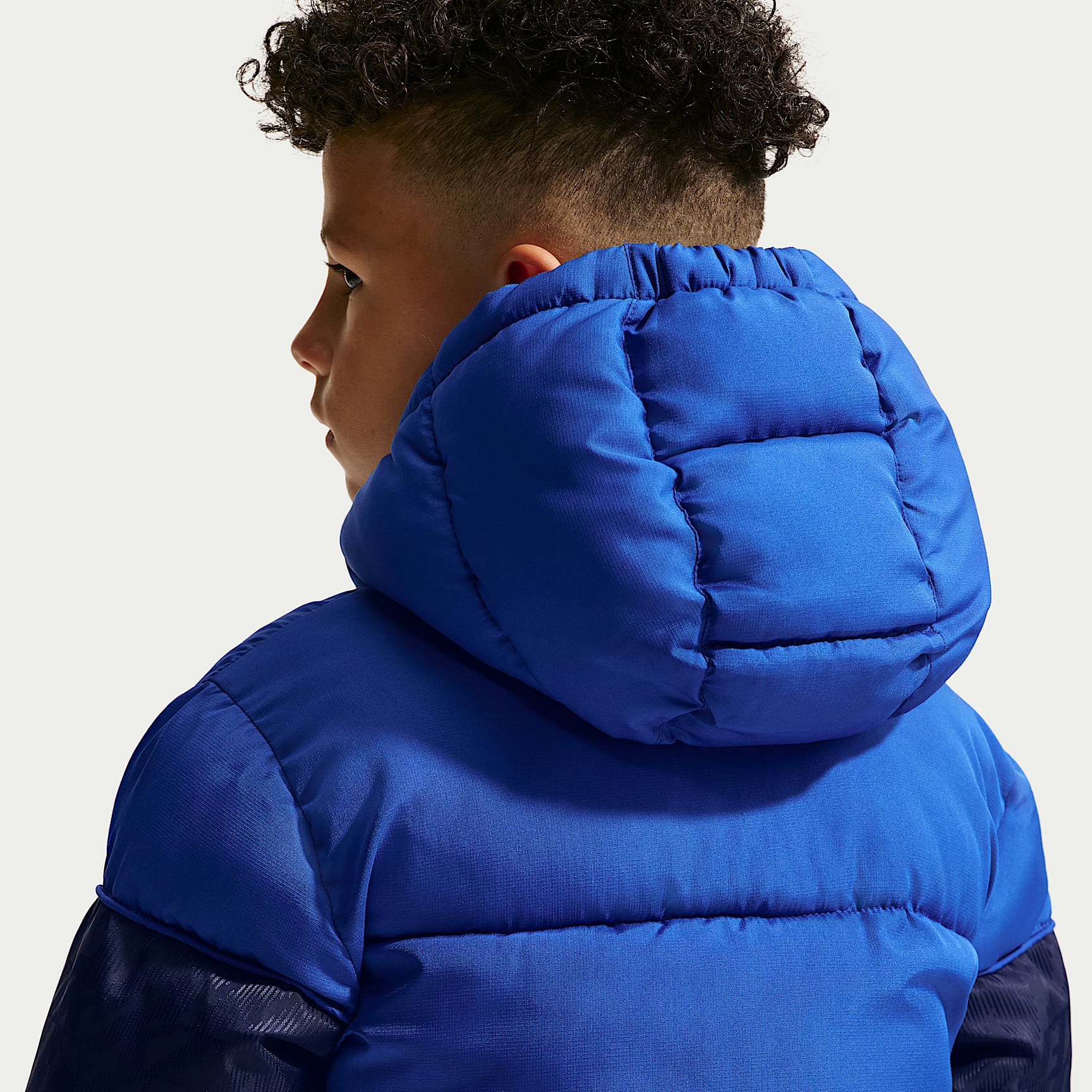 Chamarra acolchada Mixed Media con logotipo de jacquard para niños talla pequeña Nike – Royal juego – vista 2