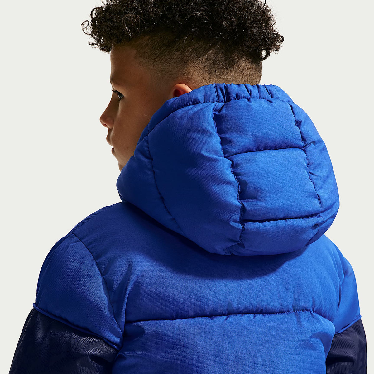 Chamarra acolchada Mixed Media con logotipo de jacquard para niños talla pequeña Nike – Royal juego – vista 2