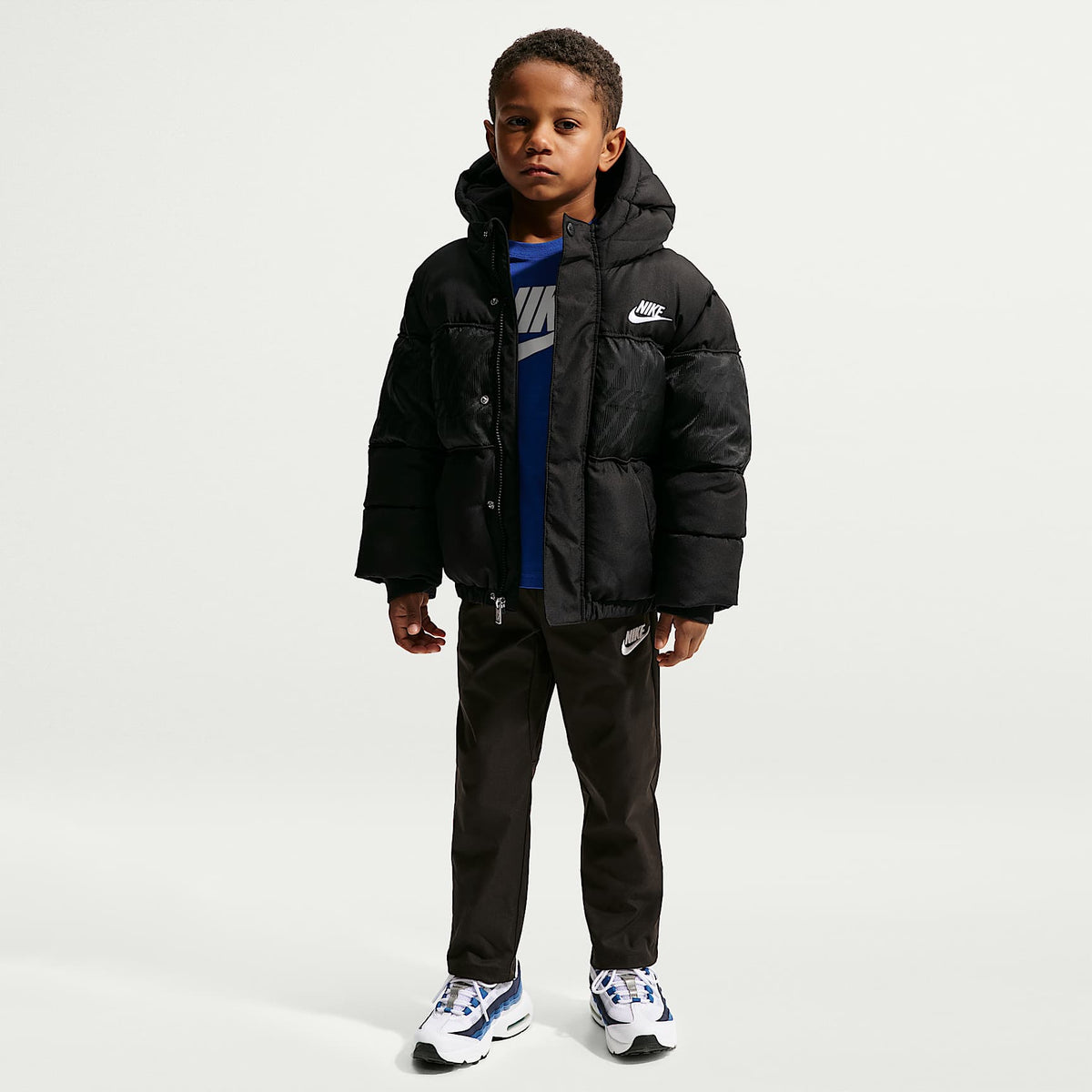 Chamarra acolchada Mixed Media con logotipo de jacquard para niños talla pequeña Nike – Negro – vista 4