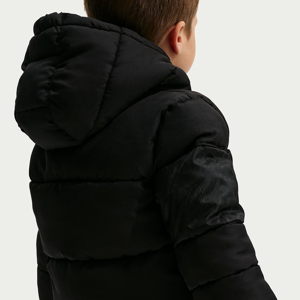 Chamarra acolchada Mixed Media con logotipo de jacquard para niños pequeños Nike – Negro – vista 2