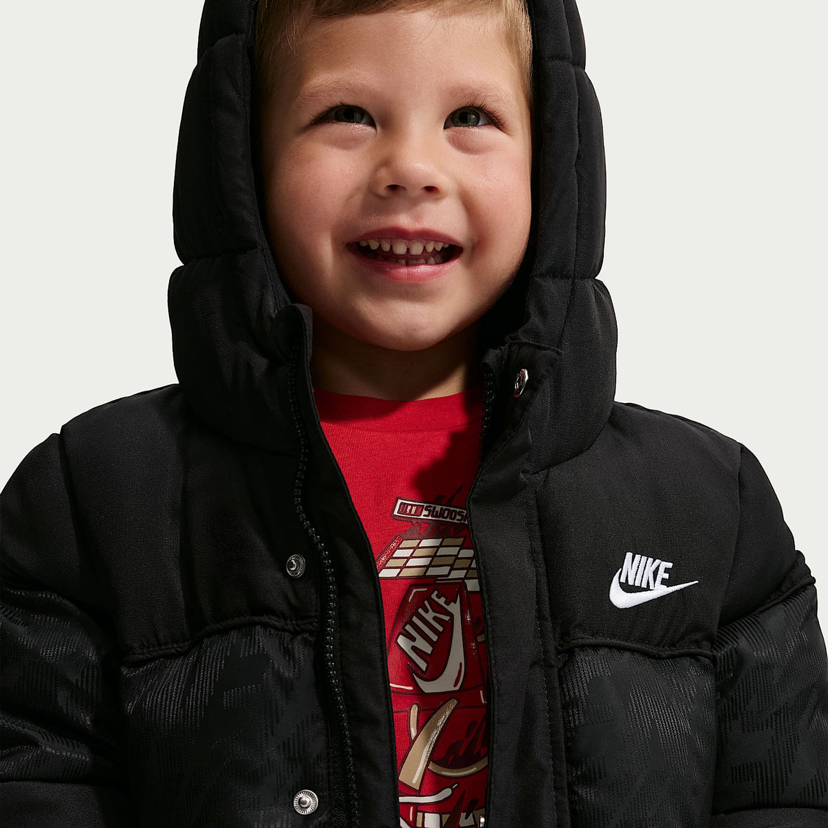 Chamarra acolchada Mixed Media con logotipo de jacquard para niños pequeños Nike – Negro – vista 3