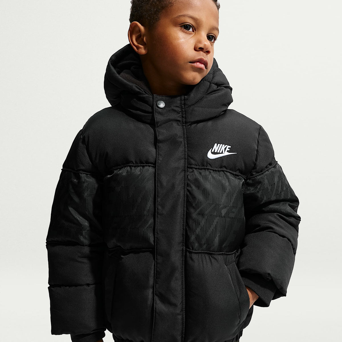 Chamarra acolchada Mixed Media con logotipo de jacquard para niños talla pequeña Nike – Negro – vista 1