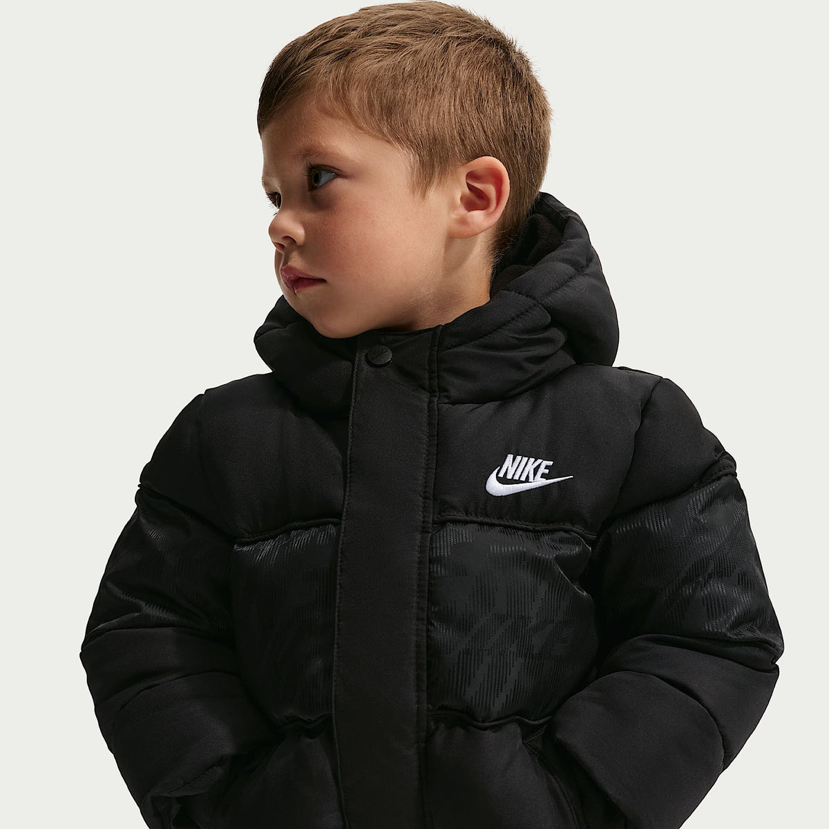 Chamarra acolchada Mixed Media con logotipo de jacquard para niños pequeños Nike – Negro – vista 1