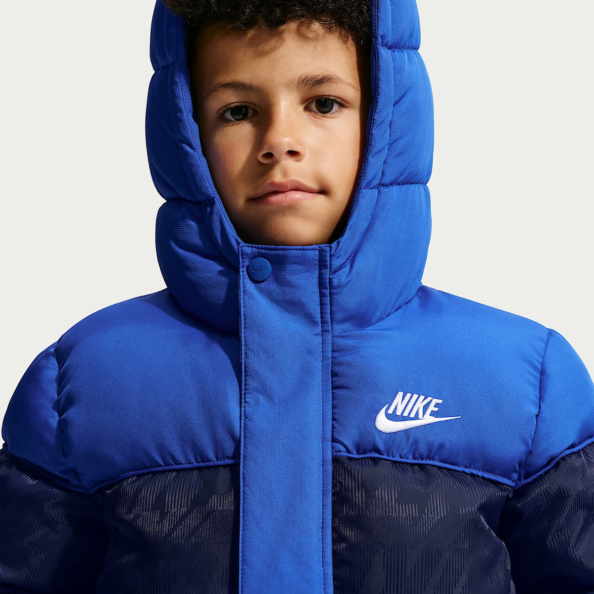 Chamarra acolchada Mixed Media con logotipo de jacquard para niños talla pequeña Nike – Royal juego – vista 3
