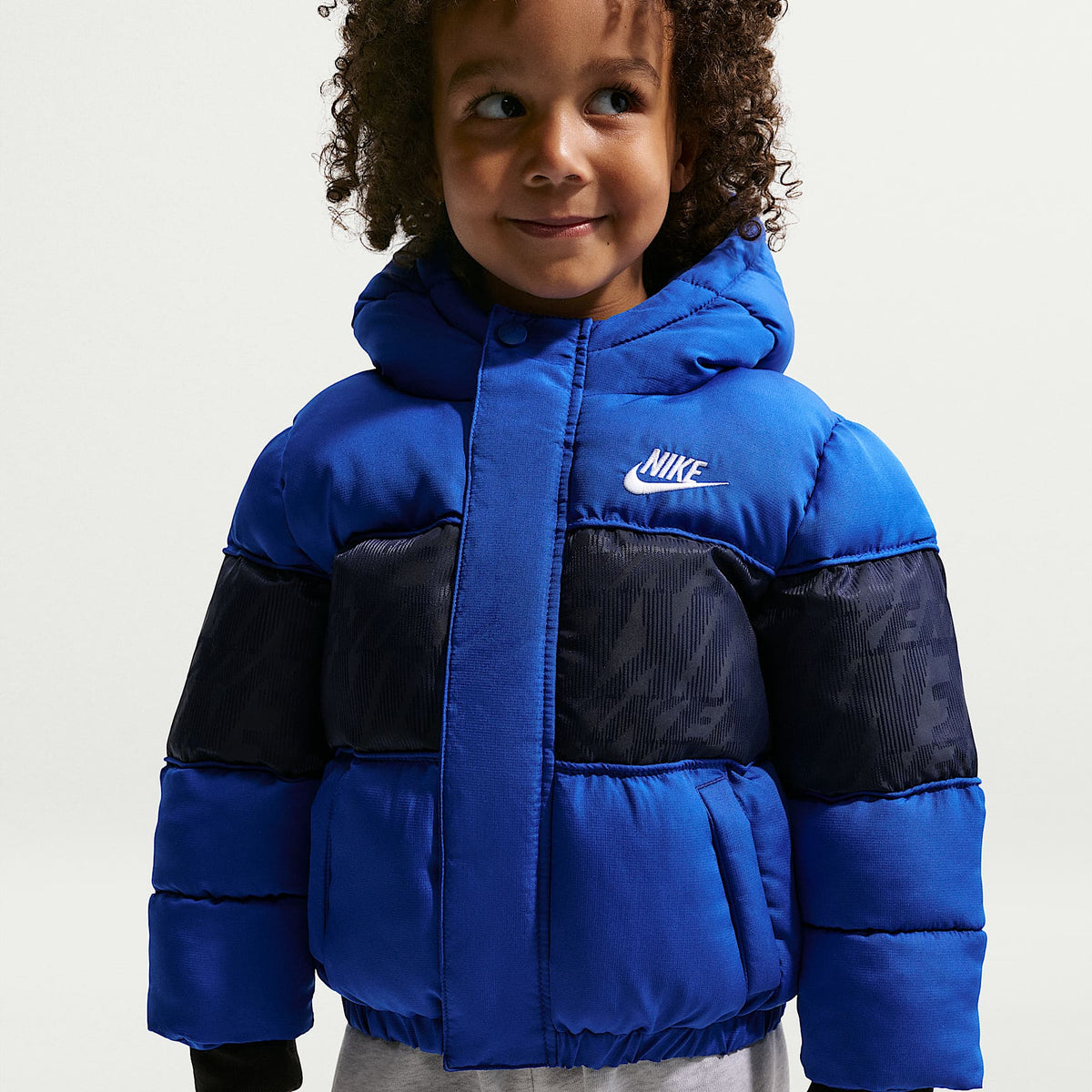 Chamarra acolchada Mixed Media con logotipo de jacquard para niños pequeños Nike – Royal juego – vista 1