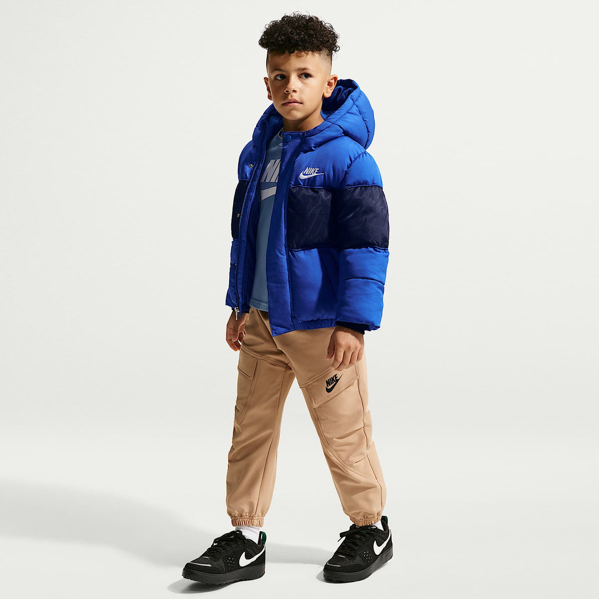 Chamarra acolchada Mixed Media con logotipo de jacquard para niños talla pequeña Nike – Royal juego – vista 4