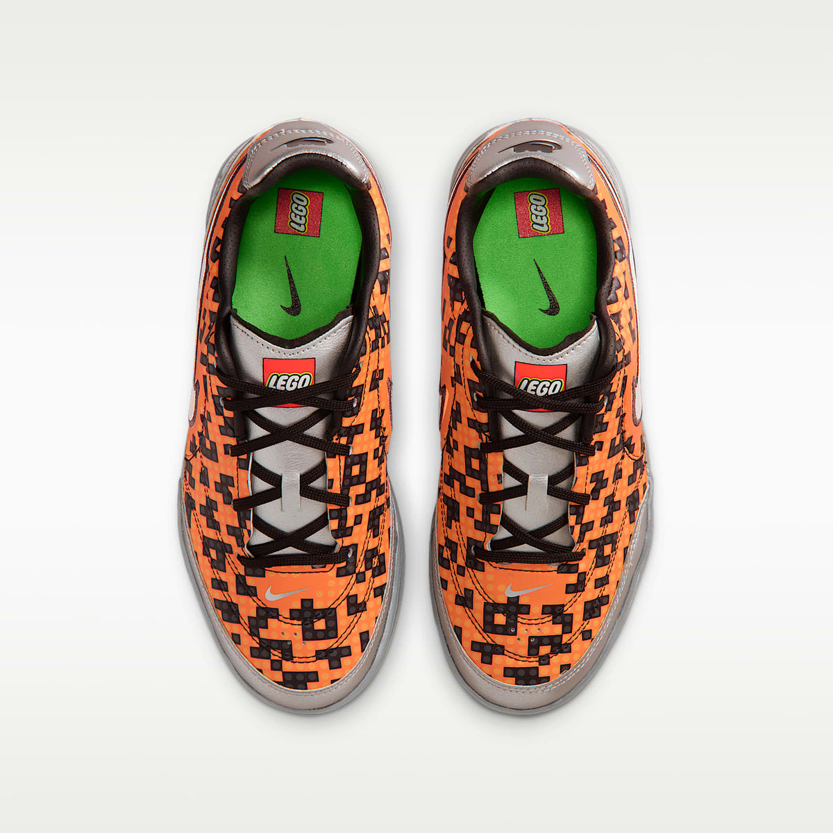 Nike Jr. Streetgato x LEGO® Collection – Plata metalizado/Naranja seguridad/Negro/Blanco – vista 4
