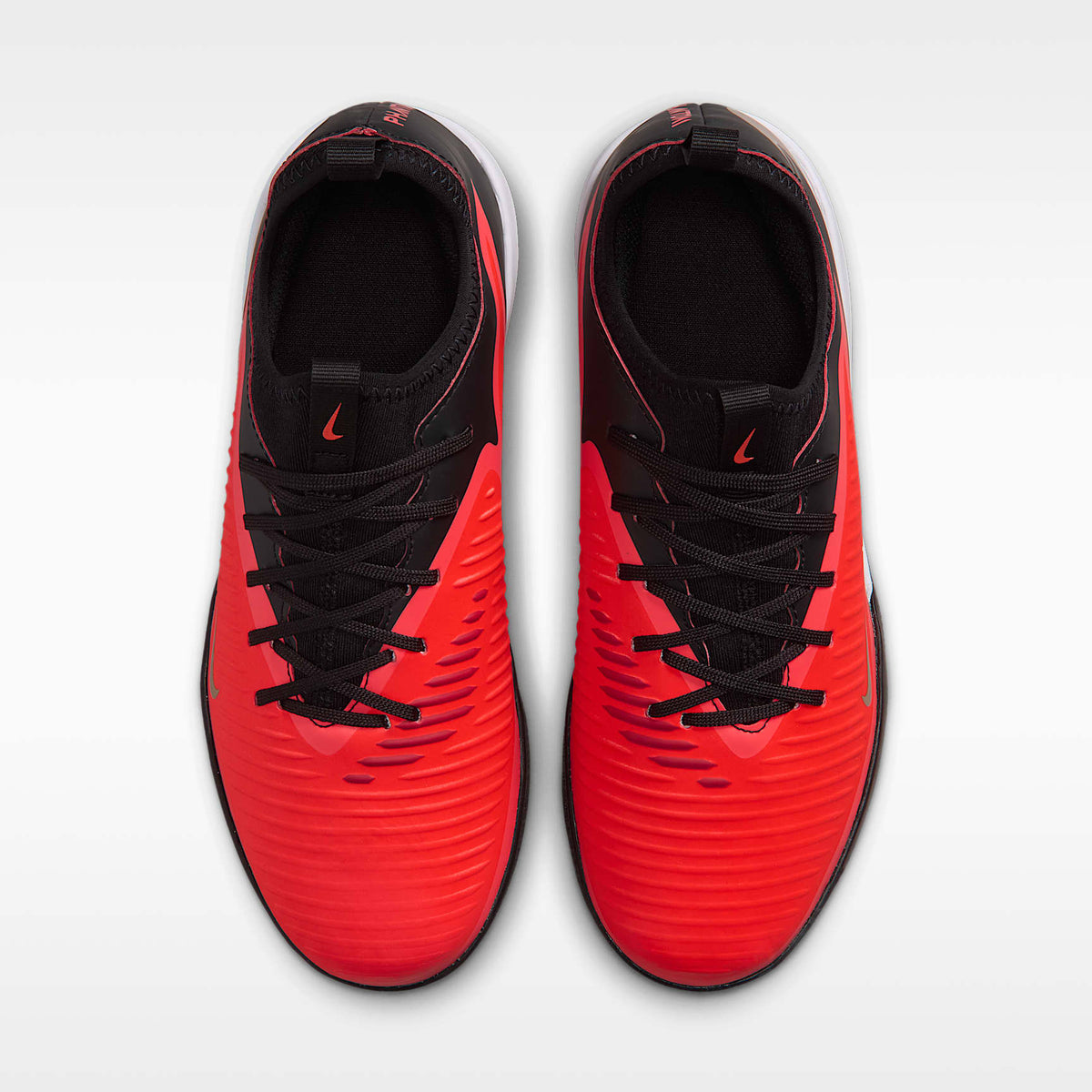 Nike Jr. Phantom 6 Low Academy – Carmesí brillante/Carmesí brillante/Negro – vista 4
