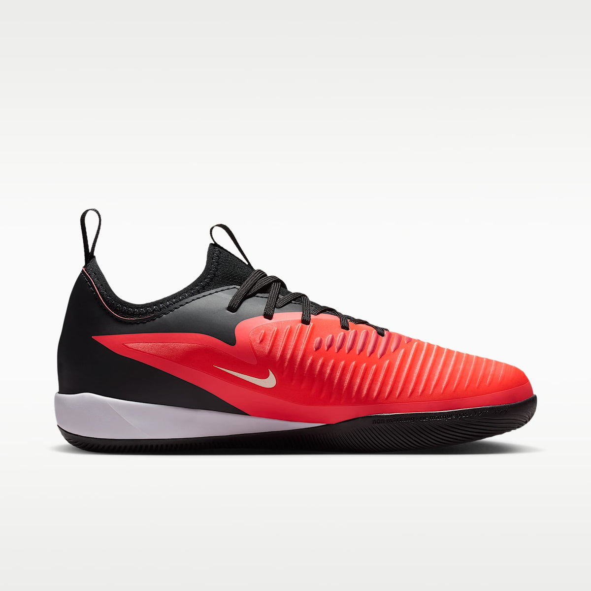 Nike Jr. Phantom 6 Low Academy – Carmesí brillante/Carmesí brillante/Negro – vista 3