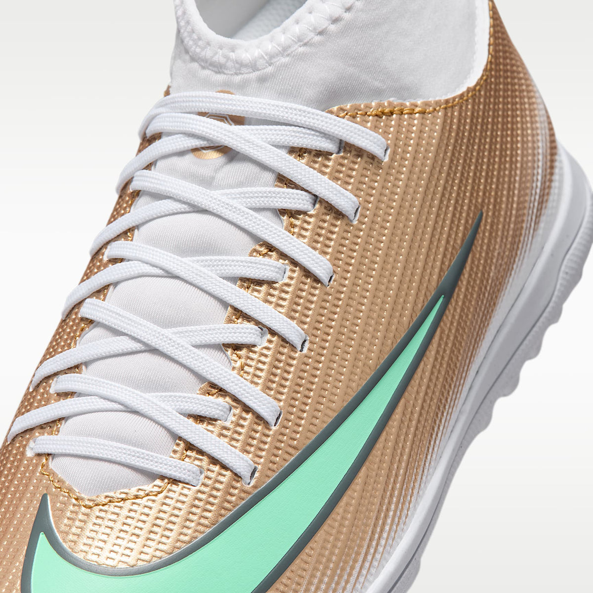 Nike Jr. Mercurial Superfly 11 Club "Kylian Mbappé" – Oro metalizado/Verde resplandor – vista 7