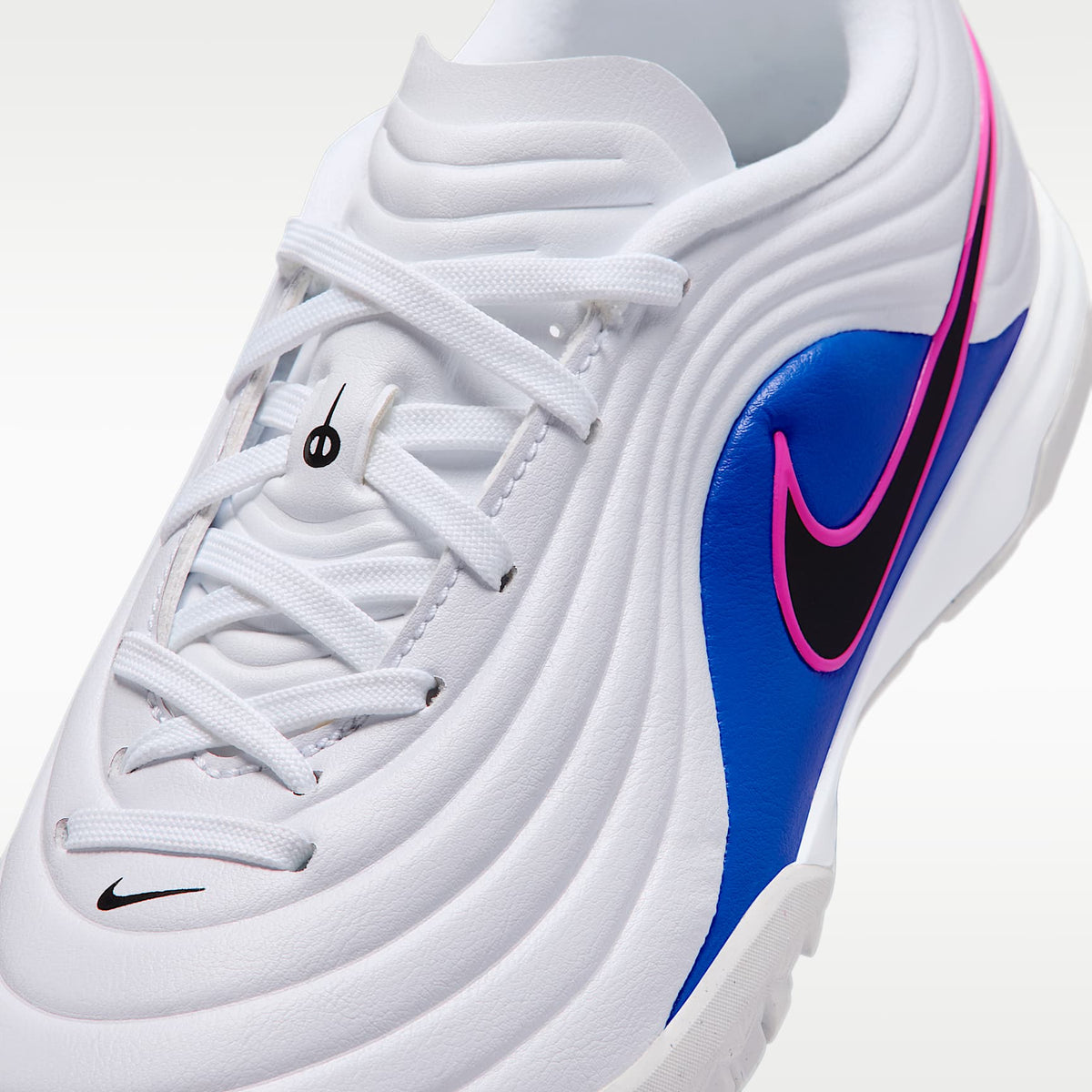 Nike Jr. Tiempo Maestro Academy – Blanco/Azul carrera/Avalancha rosa/Negro – vista 7