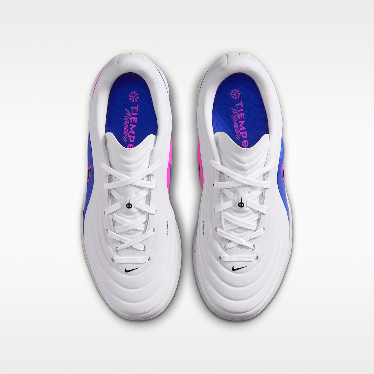 Nike Jr. Tiempo Maestro Academy – Blanco/Azul carrera/Avalancha rosa/Negro – vista 4
