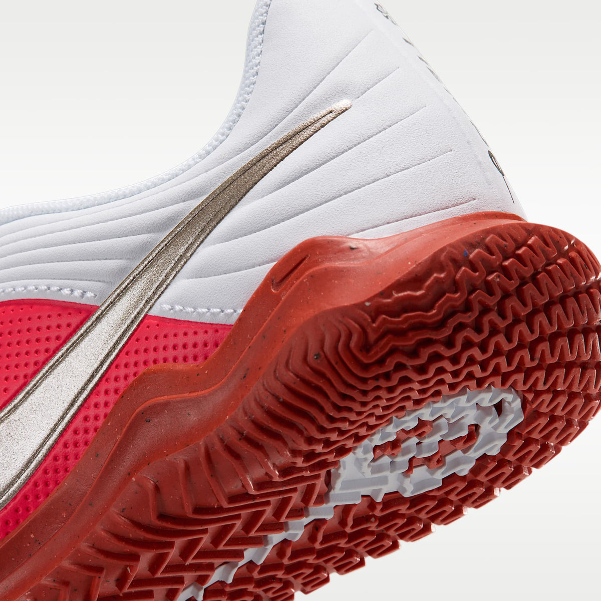 Nike Jr. Tiempo Maestro Club – Blanco/Carmesí brillante/Difuso – vista 8