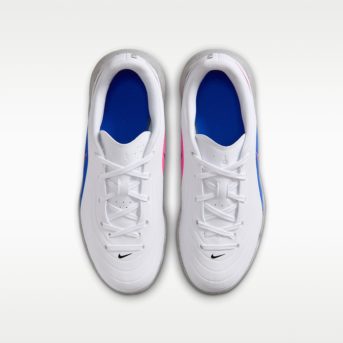 Nike Jr. Tiempo Maestro Club – Blanco/Azul carrera/Avalancha rosa/Negro – vista 4