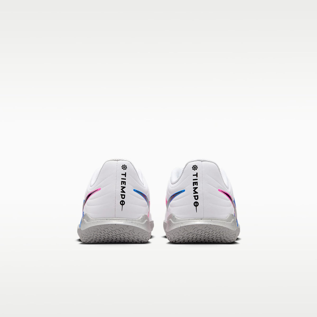 Nike Jr. Tiempo Maestro Club – Blanco/Azul carrera/Avalancha rosa/Negro – vista 6