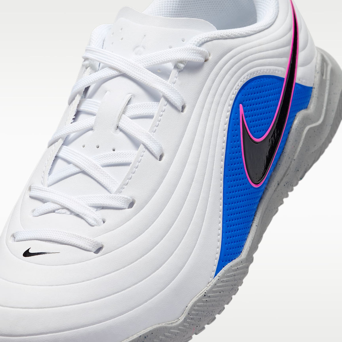 Nike Jr. Tiempo Maestro Club – Blanco/Azul carrera/Avalancha rosa/Negro – vista 7