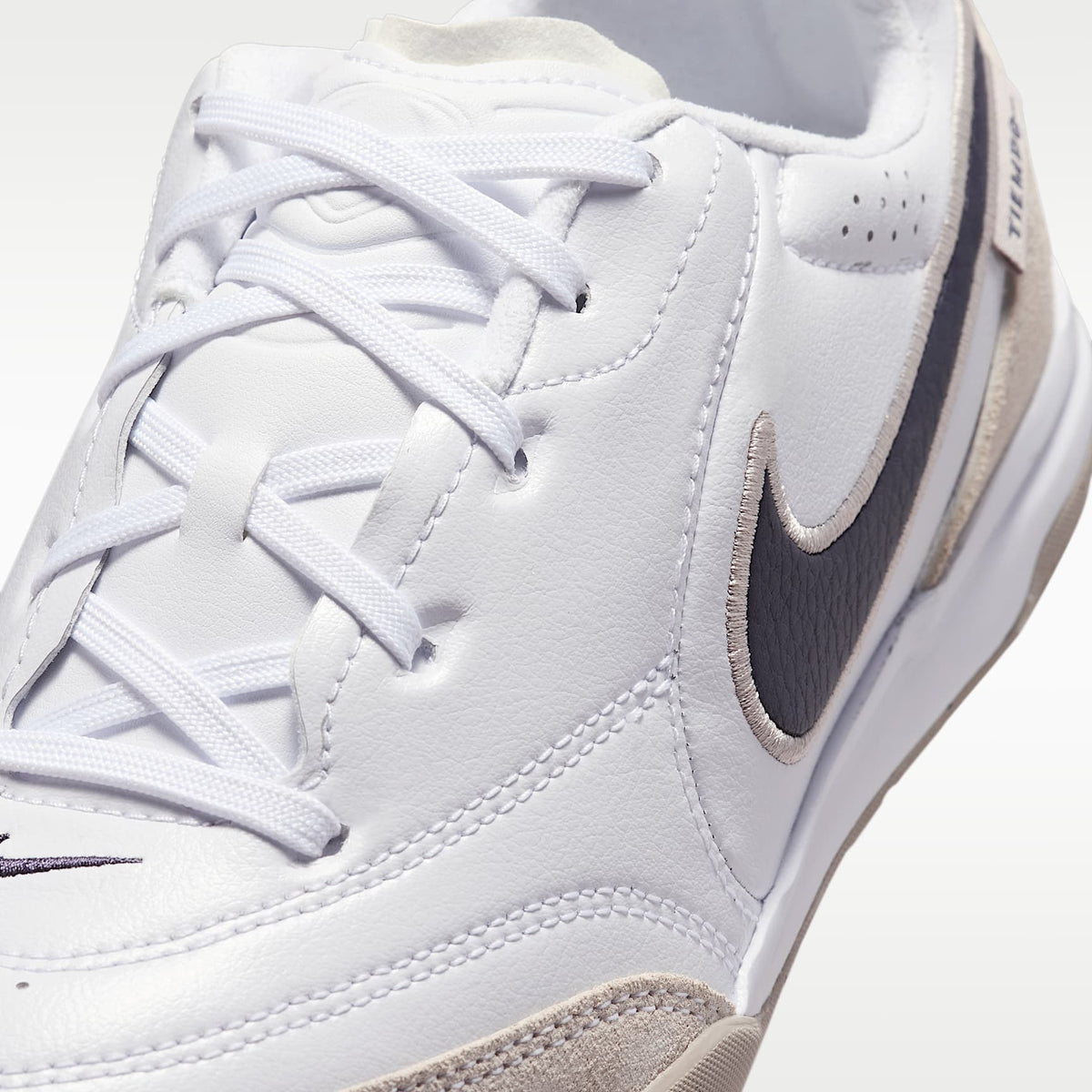 Nike Jr. Tiempo Streetgato – Blanco/Gris partícula/Parrilla – vista 7