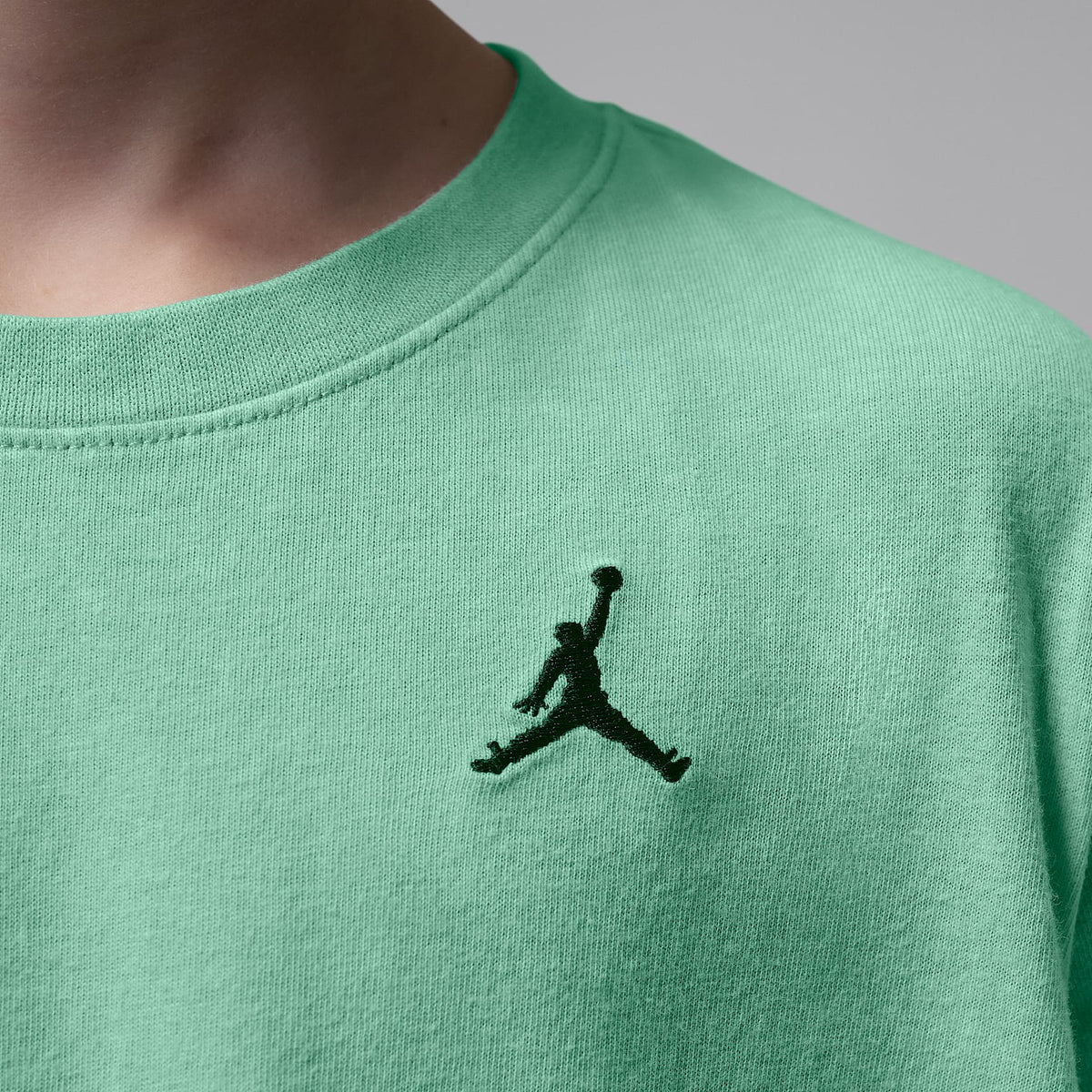 Playera Air bordada con lavado ácido para niños talla pequeña Jordan – Verde resplandor – vista 4