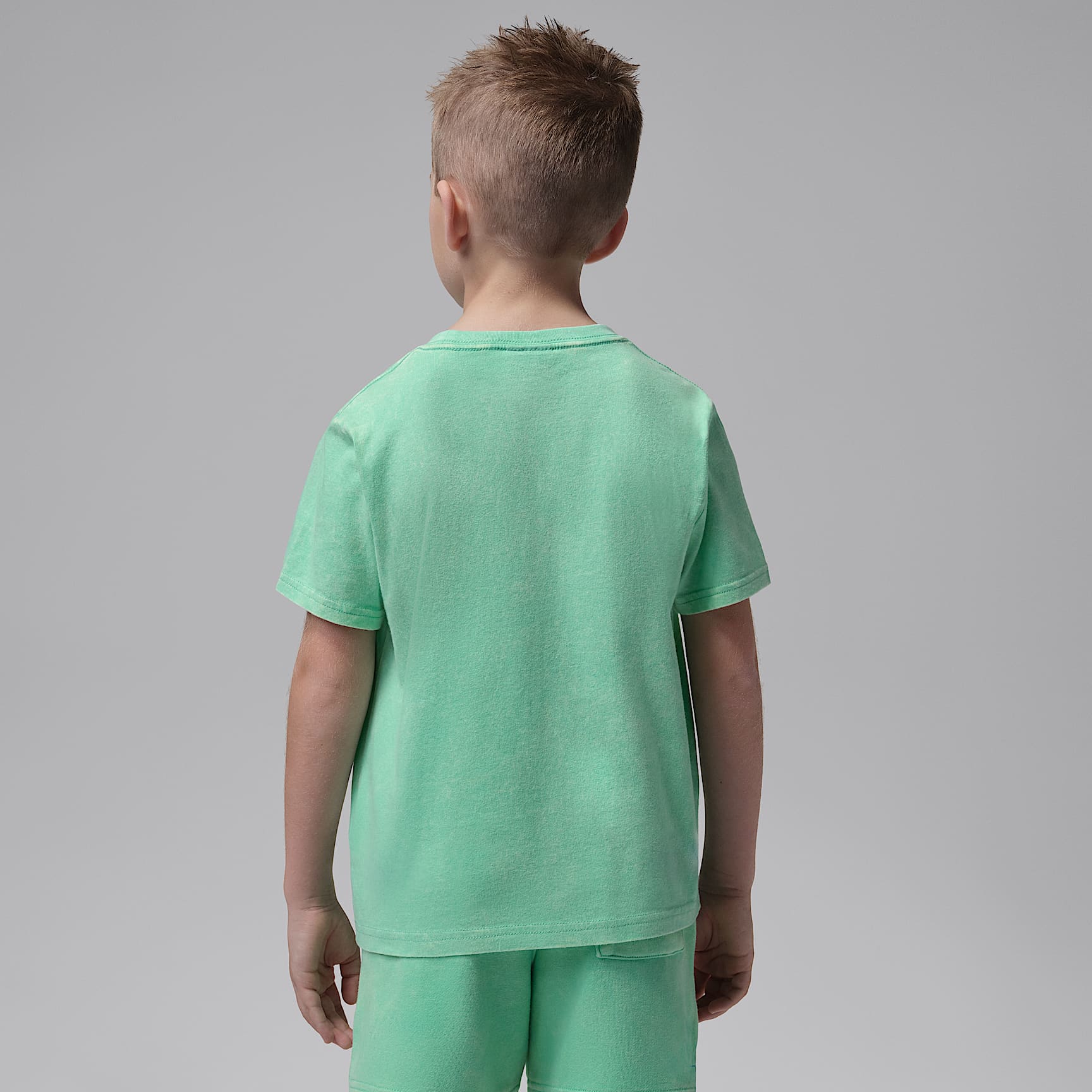 Playera Air bordada con lavado ácido para niños talla pequeña Jordan – Verde resplandor – vista 2