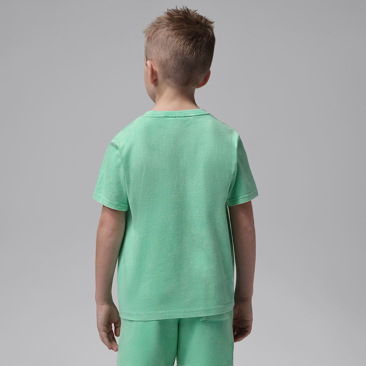 Playera Air bordada con lavado ácido para niños talla pequeña Jordan – Verde resplandor – vista 2