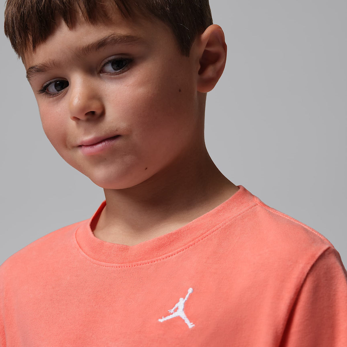 Playera Air bordada con lavado ácido para niños talla pequeña Jordan – Mango brillante – vista 3