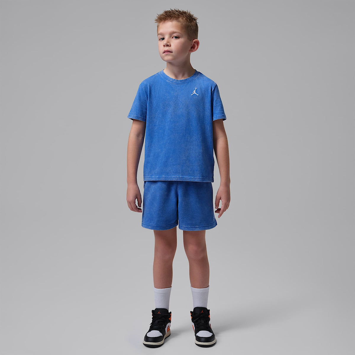 Playera Air bordada con lavado ácido para niños talla pequeña Jordan – Royal juego – vista 5