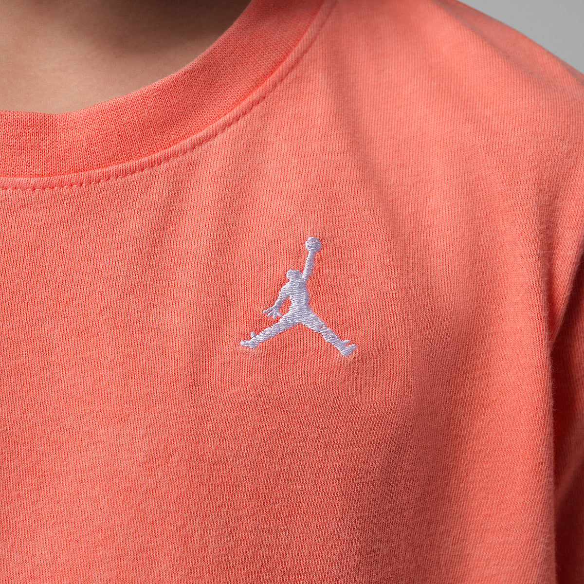 Playera Air bordada con lavado ácido para niños talla pequeña Jordan – Mango brillante – vista 4