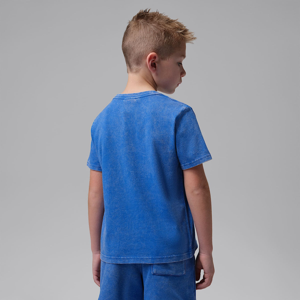 Playera Air bordada con lavado ácido para niños talla pequeña Jordan – Royal juego – vista 2