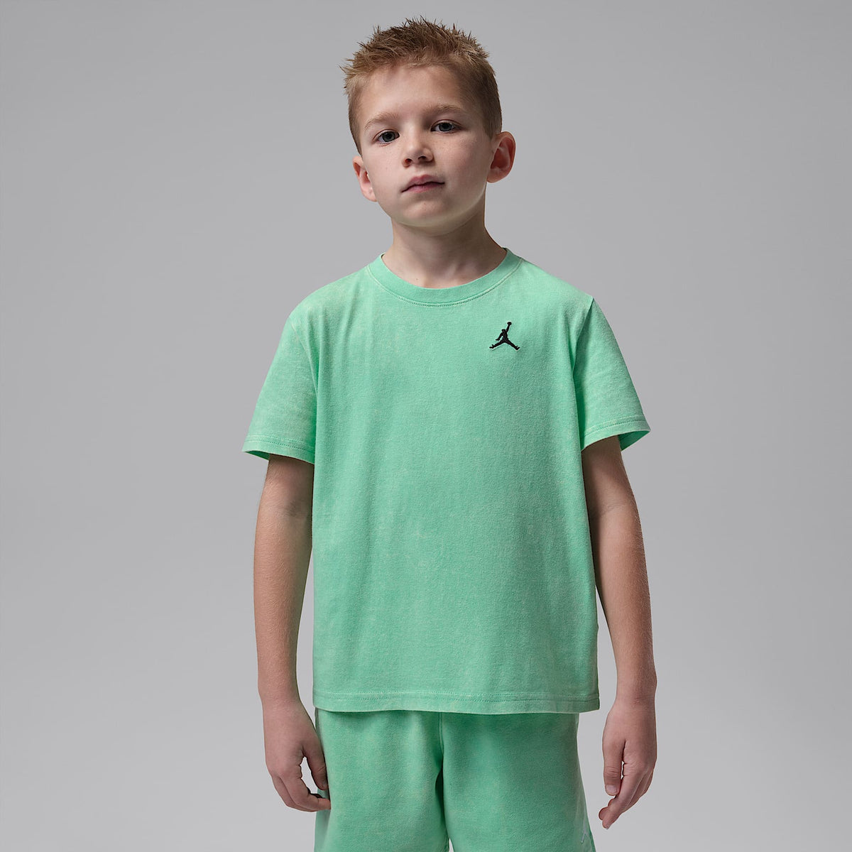 Playera Air bordada con lavado ácido para niños talla pequeña Jordan – Verde resplandor – vista 1