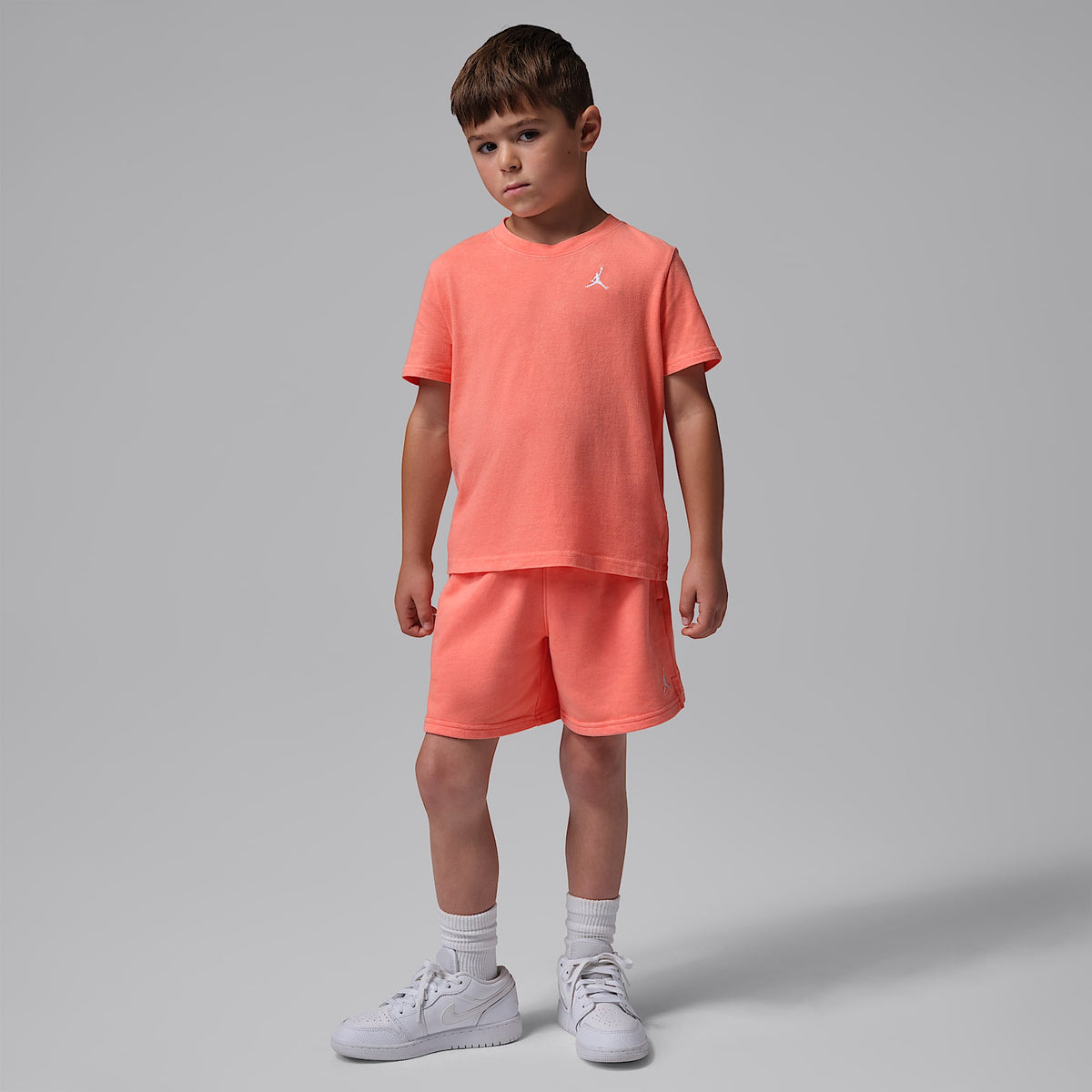 Playera Air bordada con lavado ácido para niños talla pequeña Jordan – Mango brillante – vista 5