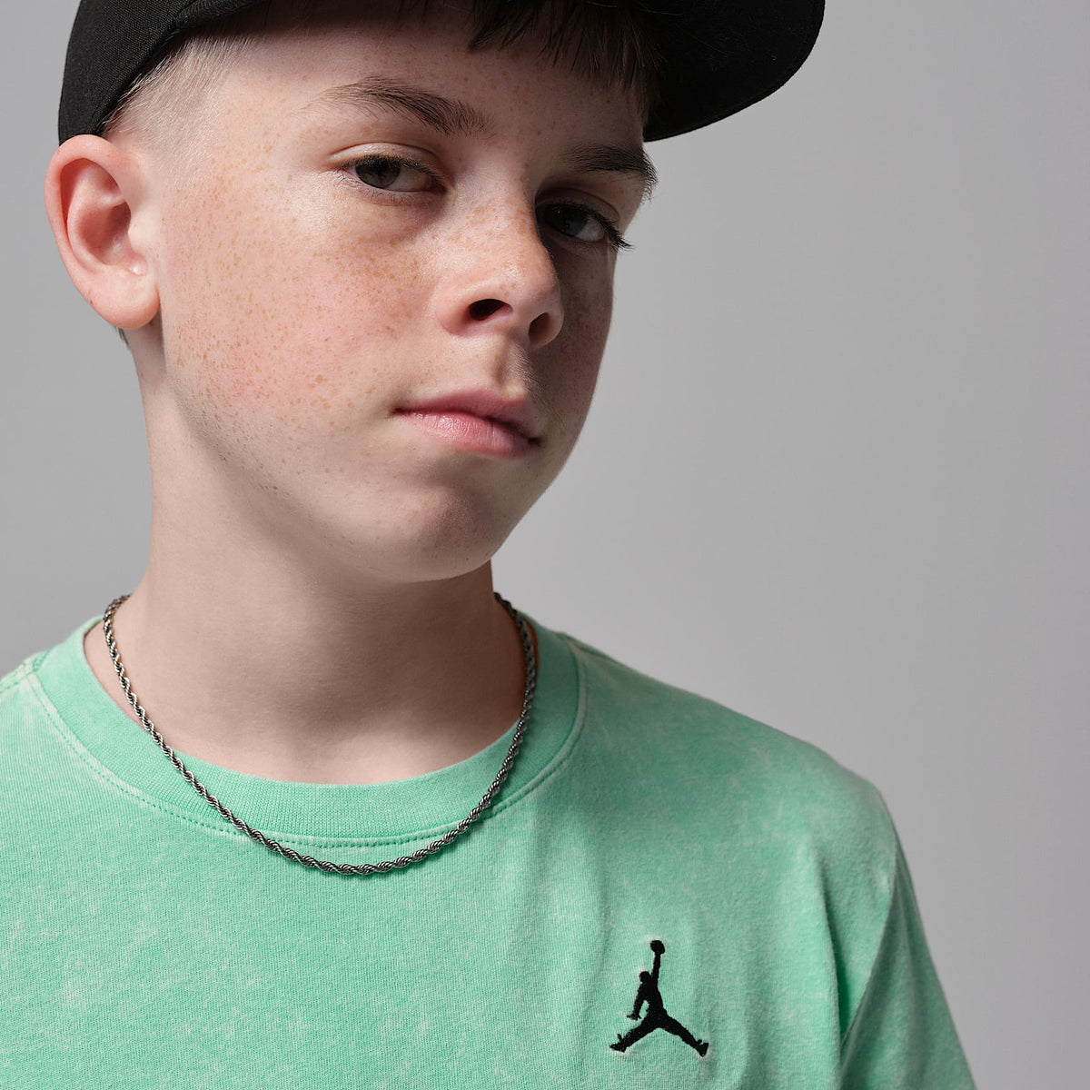 Playera Air bordada con lavado ácido para niños talla grande Jordan – Verde resplandor – vista 3